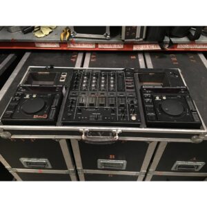 Cabina 1 compuesta por 2x Pioneer CDJ 500 II 1x Pioneer DJM 500 FC