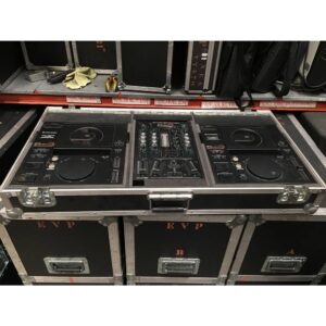 Cabina 3 compuesta por 2x Pioneer CDJ 500 II 1x Ecler Smac Pro 30