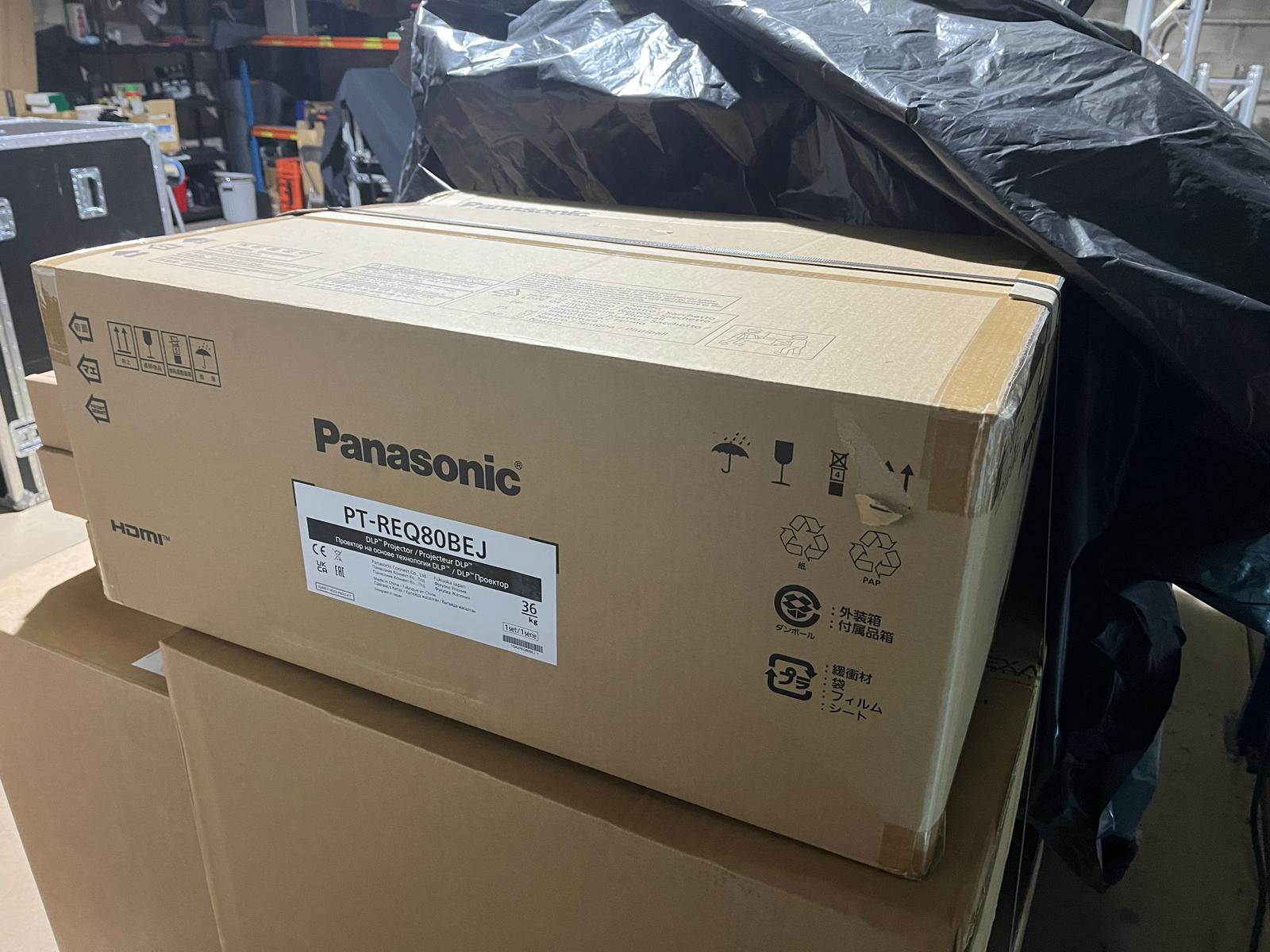 Proyector Panasonic PT-REQ80LBEJ + Lente ET-C1T800 + Accesorios montaje - Imagen 2